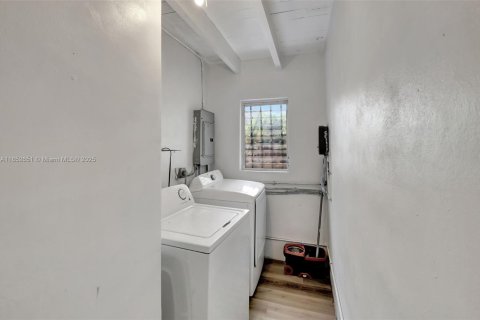 Casa en venta en Miami, Florida, 6 dormitorios, 156.82 m2 № 1859179 - foto 15