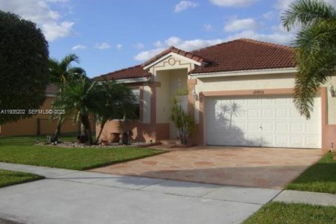House in Miramar, Florida 3 bedrooms, 153.29 sq.m. № 1993329 - photo 1