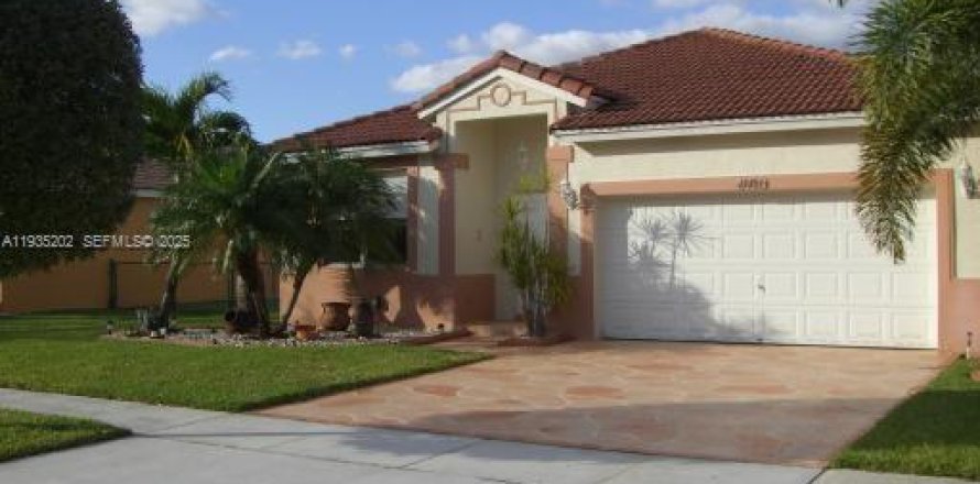 House in Miramar, Florida 3 bedrooms, 153.29 sq.m. № 1993329