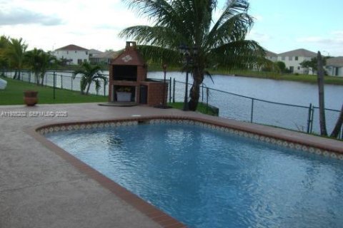 House in Miramar, Florida 3 bedrooms, 153.29 sq.m. № 1993329 - photo 2