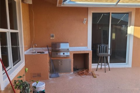 House in Port St. Lucie, Florida 5 bedrooms, 250.28 sq.m. № 2062586 - photo 6