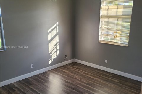 House in Port St. Lucie, Florida 5 bedrooms, 250.28 sq.m. № 2062586 - photo 7