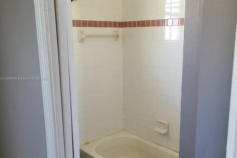 House in Port St. Lucie, Florida 5 bedrooms, 250.28 sq.m. № 2062586 - photo 3