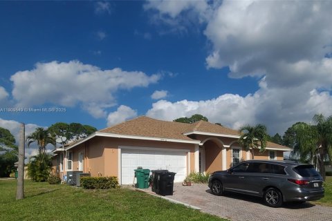 House in Port St. Lucie, Florida 5 bedrooms, 250.28 sq.m. № 2062586 - photo 1