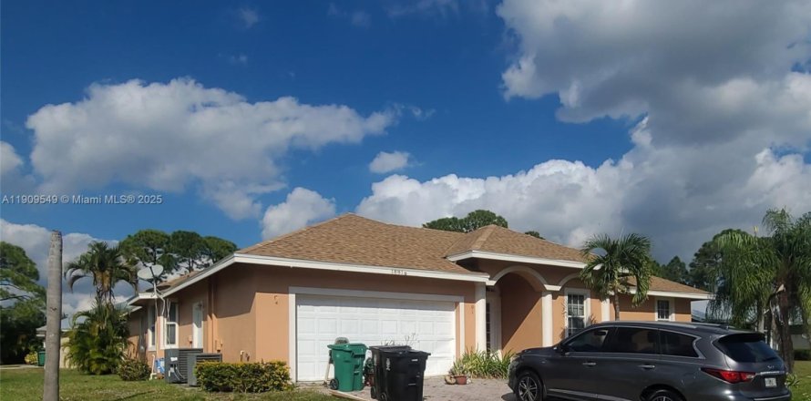 House in Port St. Lucie, Florida 5 bedrooms, 250.28 sq.m. № 2062586