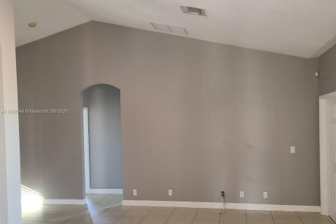 House in Port St. Lucie, Florida 5 bedrooms, 250.28 sq.m. № 2062586 - photo 4