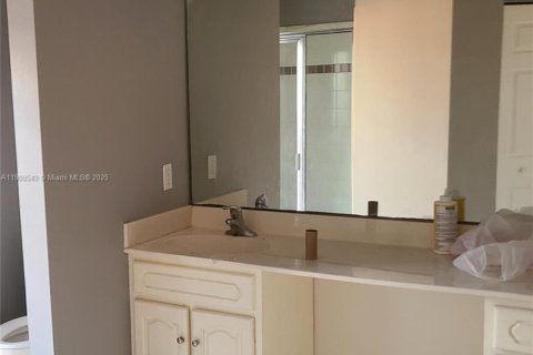 House in Port St. Lucie, Florida 5 bedrooms, 250.28 sq.m. № 2062586 - photo 8