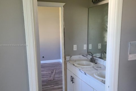 House in Port St. Lucie, Florida 5 bedrooms, 250.28 sq.m. № 2062586 - photo 2