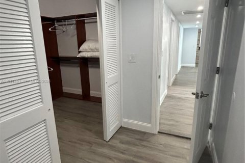 Снять в аренду кондоминиум в Холливуд, Флорида 3 спальни, 234.49м2, № 2168992 - фото 27