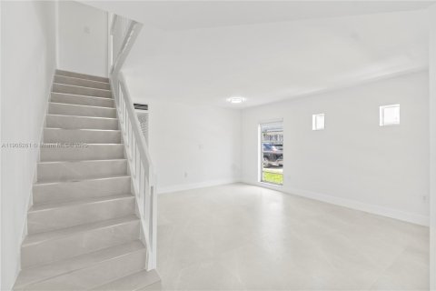 Снять в аренду таунхаус в Майами, Флорида 3 спальни, 129.04м2, № 1956119 - фото 5