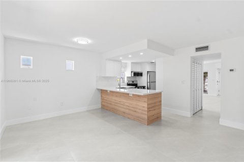 Снять в аренду таунхаус в Майами, Флорида 3 спальни, 129.04м2, № 1956119 - фото 12