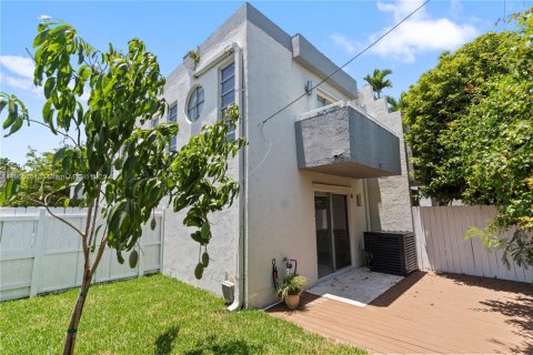 Снять в аренду таунхаус в Майами, Флорида 3 спальни, 129.04м2, № 1956119 - фото 19