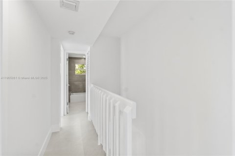 Снять в аренду таунхаус в Майами, Флорида 3 спальни, 129.04м2, № 1956119 - фото 23