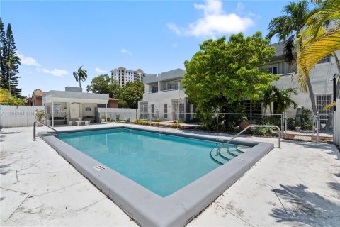 Снять в аренду таунхаус в Майами, Флорида 3 спальни, 129.04м2, № 1956119 - фото 2
