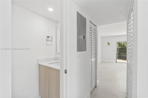 Снять в аренду таунхаус в Майами, Флорида 3 спальни, 129.04м2, № 1956119 - фото 8
