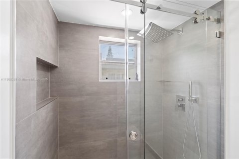 Снять в аренду таунхаус в Майами, Флорида 3 спальни, 129.04м2, № 1956119 - фото 30