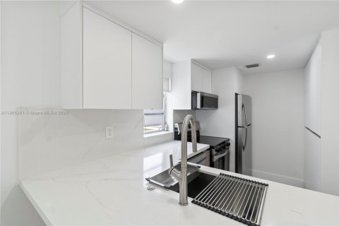 Снять в аренду таунхаус в Майами, Флорида 3 спальни, 129.04м2, № 1956119 - фото 14