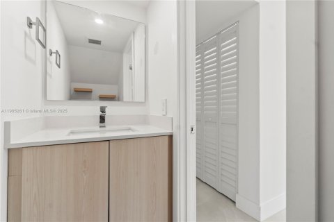 Снять в аренду таунхаус в Майами, Флорида 3 спальни, 129.04м2, № 1956119 - фото 9