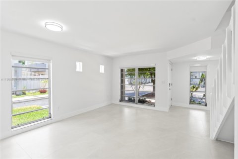 Снять в аренду таунхаус в Майами, Флорида 3 спальни, 129.04м2, № 1956119 - фото 4