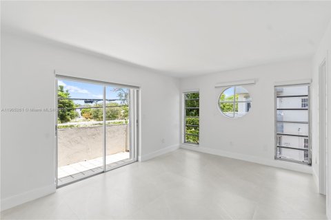 Снять в аренду таунхаус в Майами, Флорида 3 спальни, 129.04м2, № 1956119 - фото 27