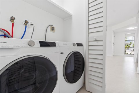 Снять в аренду таунхаус в Майами, Флорида 3 спальни, 129.04м2, № 1956119 - фото 11