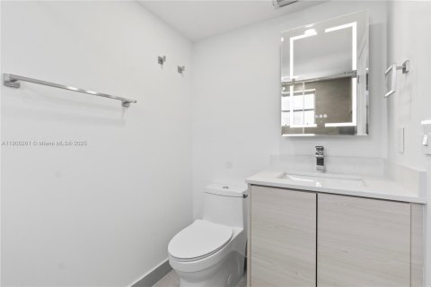 Снять в аренду таунхаус в Майами, Флорида 3 спальни, 129.04м2, № 1956119 - фото 29