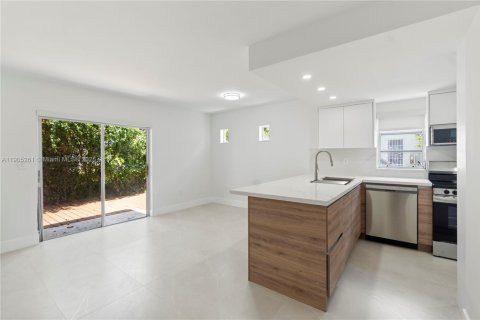 Снять в аренду таунхаус в Майами, Флорида 3 спальни, 129.04м2, № 1956119 - фото 17