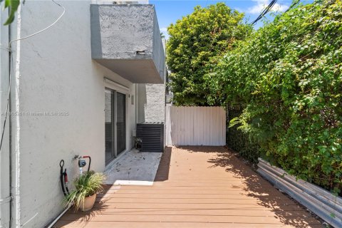 Снять в аренду таунхаус в Майами, Флорида 3 спальни, 129.04м2, № 1956119 - фото 21
