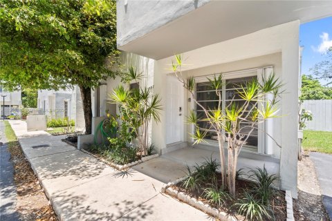 Снять в аренду таунхаус в Майами, Флорида 3 спальни, 129.04м2, № 1956119 - фото 3