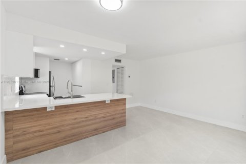 Снять в аренду таунхаус в Майами, Флорида 3 спальни, 129.04м2, № 1956119 - фото 13