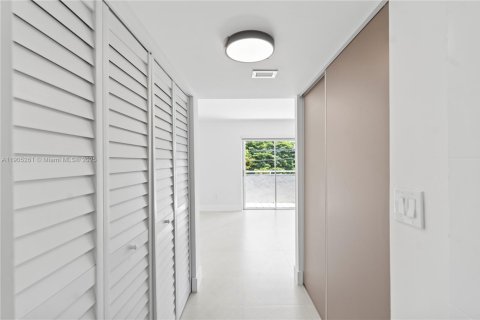 Снять в аренду таунхаус в Майами, Флорида 3 спальни, 129.04м2, № 1956119 - фото 25