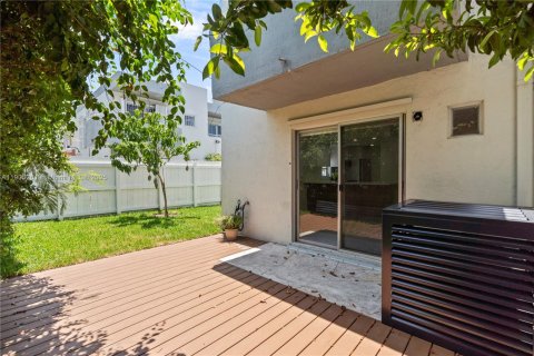 Снять в аренду таунхаус в Майами, Флорида 3 спальни, 129.04м2, № 1956119 - фото 18