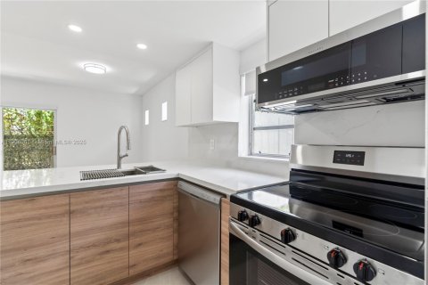 Снять в аренду таунхаус в Майами, Флорида 3 спальни, 129.04м2, № 1956119 - фото 15