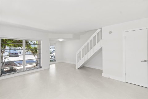 Снять в аренду таунхаус в Майами, Флорида 3 спальни, 129.04м2, № 1956119 - фото 6