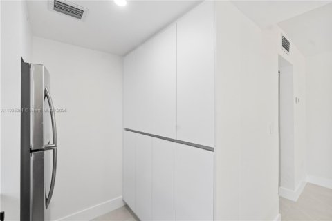 Снять в аренду таунхаус в Майами, Флорида 3 спальни, 129.04м2, № 1956119 - фото 16