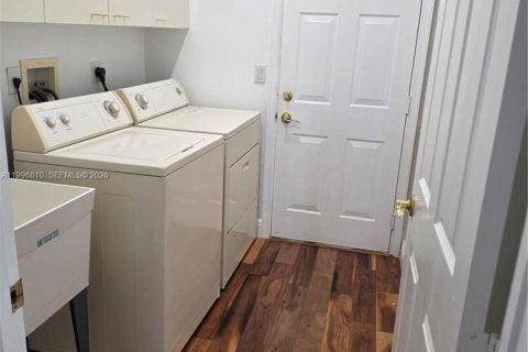 House in Miramar, Florida 4 bedrooms, 325.25 sq.m. № 2058733 - photo 13