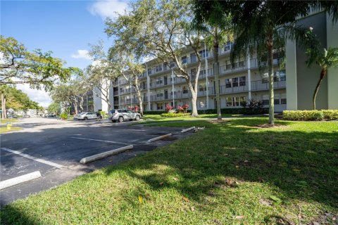 Copropriété à vendre à Pembroke Pines, Floride: 2 chambres, 96.99 m2 № 1999537 - photo 3