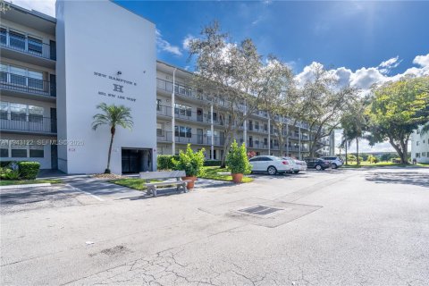 Copropriété à vendre à Pembroke Pines, Floride: 2 chambres, 96.99 m2 № 1999537 - photo 2