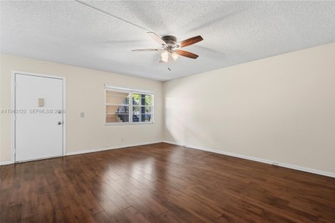 Copropriété à vendre à Pembroke Pines, Floride: 2 chambres, 96.99 m2 № 1999537 - photo 17