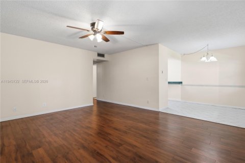 Copropriété à vendre à Pembroke Pines, Floride: 2 chambres, 96.99 m2 № 1999537 - photo 13