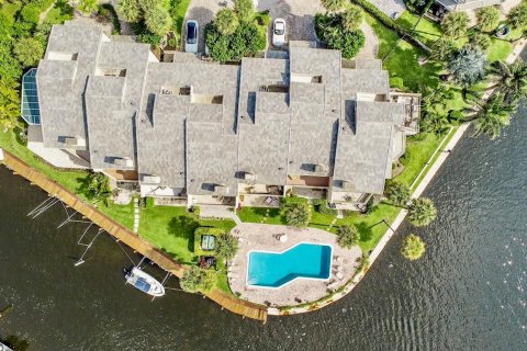 Adosado en venta en Highland Beach, Florida, 3 dormitorios, 213.68 m2 № 1100877 - foto 1