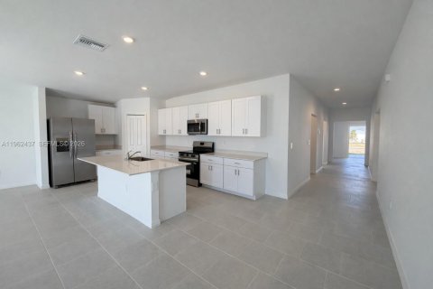 Villa ou maison à louer à Fort Myers, Floride: 4 chambres, 201.97 m2 № 2025130 - photo 3