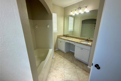 Condo in Lake Mary, Florida, 2 bedrooms  № 2379247 - photo 9