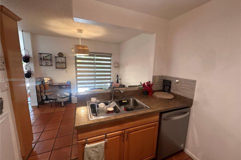 Touwnhouse à vendre à Miami, Floride: 2 chambres, 116.41 m2 № 1836593 - photo 13