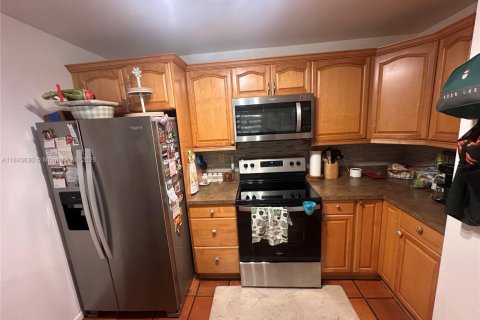 Touwnhouse à vendre à Miami, Floride: 2 chambres, 116.41 m2 № 1836593 - photo 11