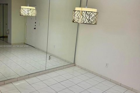 Купить кондоминиум в Майами, Флорида 2 спальни, 100.89м2, № 2043413 - фото 10