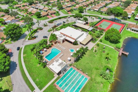 House in Deerfield Beach, Florida 2 bedrooms, 108.79 sq.m. № 976998 - photo 1