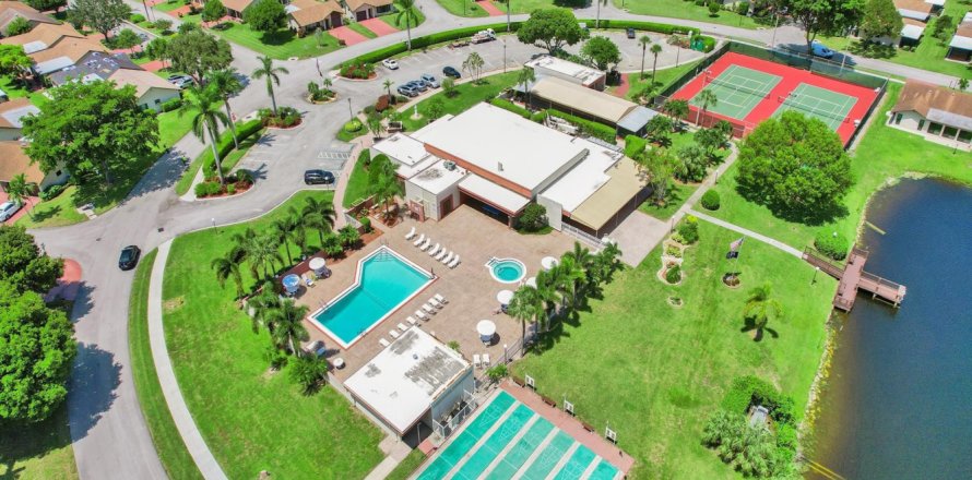 House in Deerfield Beach, Florida 2 bedrooms, 108.79 sq.m. № 976998
