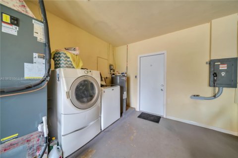 Снять в аренду виллу или дом в Кейп-Корал, Флорида 3 спальни, 120.49м2, № 2082371 - фото 30