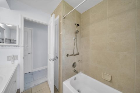 Снять в аренду виллу или дом в Кейп-Корал, Флорида 3 спальни, 120.49м2, № 2082371 - фото 25